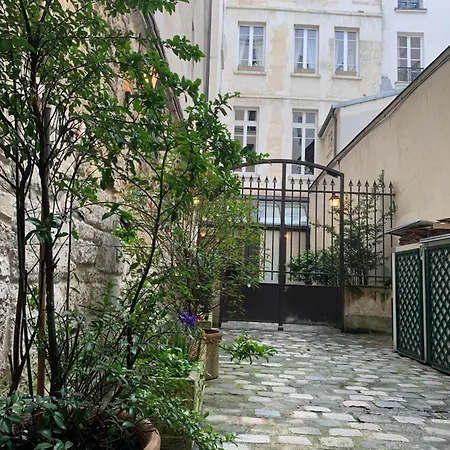 Apartment Grand Au Coeur De Refait A Neuf Paris